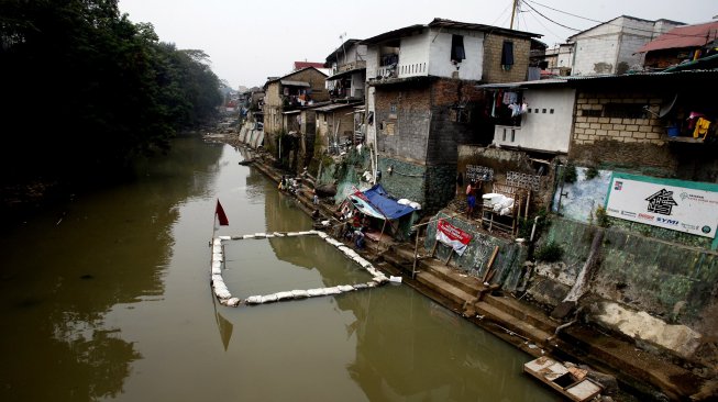 Suasana bantaran Sungai Ciliwung di Kota Bogor, Jawa Barat, Rabu (28/8). [ANTARA FOTO/Yulius Satria Wijaya]