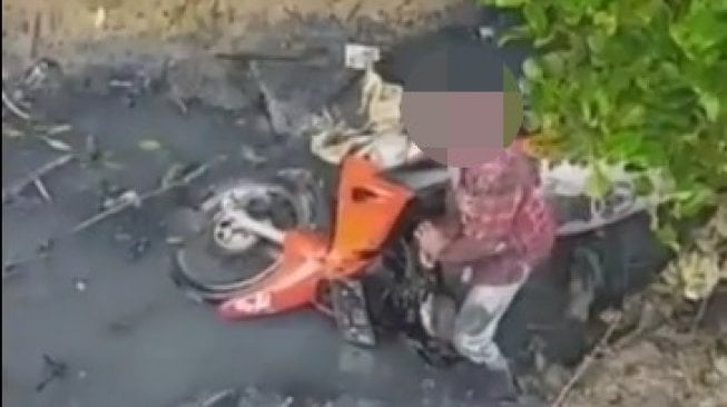 Tercebur di Parit, Pemotor di Bawah Umur Ini Jadi Tontonan Warga