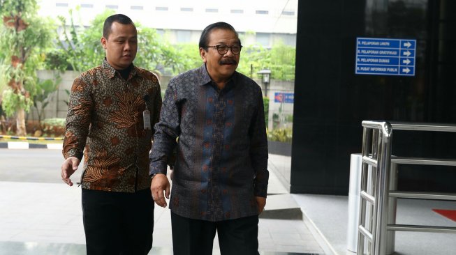 Mantan Gubernur Jawa Timur Soekarwo saat tiba di Gedung KPK, Jakarta, Rabu (28/8). [Suara.com/Arya Manggala]