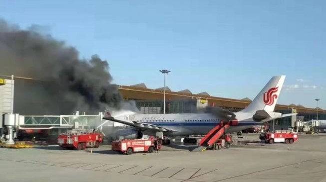 Maskapai Air China terbakar (Weibo.com)