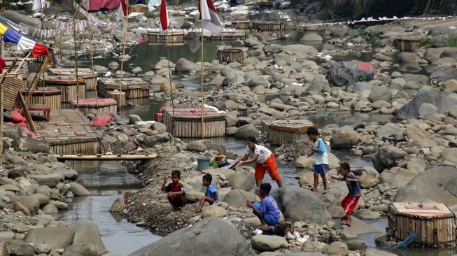 Suasana bantaran Sungai Ciliwung di Kota Bogor, Jawa Barat, Rabu (28/8). [ANTARA FOTO/Yulius Satria Wijaya]