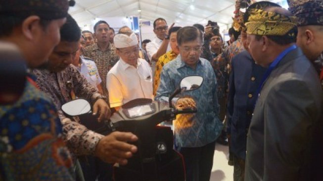 Wakil Presiden Jusuf Kalla (kedua kanan) bersama Gubernur Bali I Wayan Koster (keempat kiri) melihat contoh motor listrik yang dipamerkan dalam Ritech Expo 2019 pada puncak peringatan Hari Kebangkitan Teknologi Nasional (Hakteknas) ke-24 di Denpasar, Bali, Rabu (28/8/2019). Peringatan Hakteknas yang berlangsung 24-28 Agustus 2019 dan dipusatkan di Bali tersebut diisi dengan beragam kegiatan bidang sains dan teknologi untuk memunculkan inovasi dari daerah sekaligus meningkatkan daya saing daerah-daerah itu [ANTARA FOTO/Nyoman Budhiana/wsj].