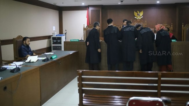 Terpidana kasus e-KTP Setya Novanto saat menghadiri sidang pengajuan peninjauan kembali (PK) di Pengadilan Negeri Jakarta Pusat, Rabu (28/8).[Suara.com/Arya Manggala]