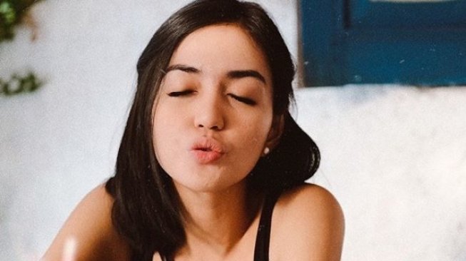 Istri Ge Pamungkas Unggah Foto Ciuman, Warganet: Jomblo Cuma Bisa Berkhayal