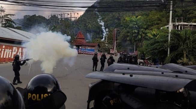 Petugas kepolisian melepaskan tembakan gas air mata untuk menghalau massa saat berlangsungnya aksi unjuk rasa di Jayapura, Papua, Kamis (29/8/2019). [Antara Foto/Indrayadi TH/wpa/wsj]