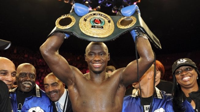 Antonio Tarver memenangkan sabuk juara dunia tinju kelas penjelajah IBO usai kalahkan Danny Green, 20 Juli 2011. [AFP/Torsten Blackwood]