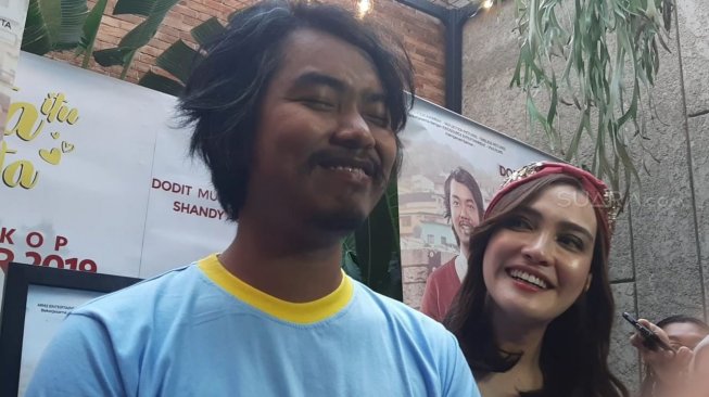 Shandy Aulia dan Dodit Mulyanto di acara rilis poster dan teaser film Cinta Itu Buta, Kamis (29/8/2019). [Yuliani/Suara.com]