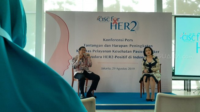 Spesialis Penyakit Dalam Konsultan Hermatologi Onkologi Medik, Dr. Ronald A.Hukom, MHSc, SpPD-KHOM (yang pegang mic)