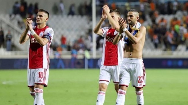 Para pemain Ajax Amsterdam memberikan aplaus kepada para suporternya setelah menghadapi tuan rumah APOEL Nicosia di babak playoff Liga Champions.  AFP