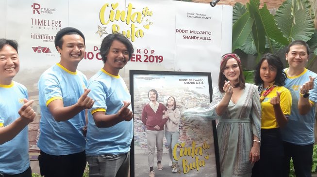 Rilis poster film Cinta itu Buta yang dibintangi Shandy Aulia dan Dodit Mulyanto. [Yuliani/Suara.com]