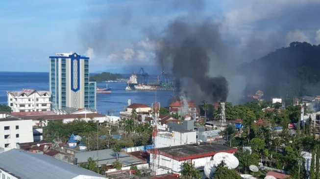 Papua Mencekam, Massa Pendemo Bakar Kantor Pos, Kantor Telkomsel dan Mobil