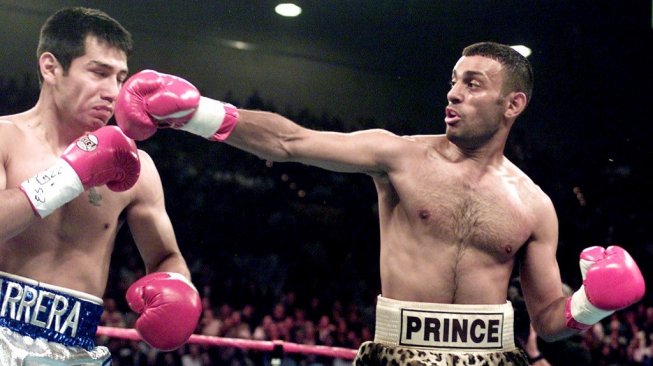 Petinju Inggris, Naseem Hamed (kanan), mendaratkan pukulan ke wajah penantangnya asal Meksiko, Marc Antonio Barrera, dalam duel 7 April 2001. [AFP/John Gurzinski]