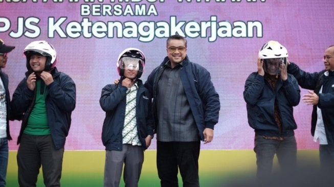 Cegah Kecelakaan di Jalan Raya, BPJS Ketenagakerjaan Bagi-bagi Helm