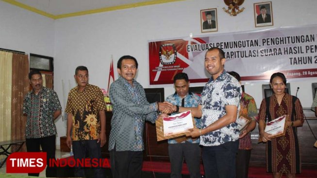 KPU Sumba Tengah Dapat Penghargaan Pengelola Situng Terbaik