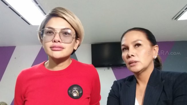 Artis Nikita Mirzani dan sahabatnya, Fitri Salhuteru. [Suara.com/Yuliani]