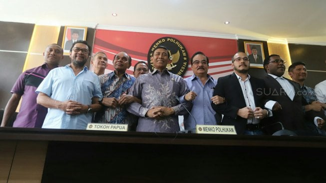 Menkopolhukam Wiranto (tengah) bersama para tokoh Papua dan Papua Barat menyampaikan keterangan terkait kondisi keamanan Papua di Jakarta, Jumat (30/8). [Suara.com/Arya Manggala]