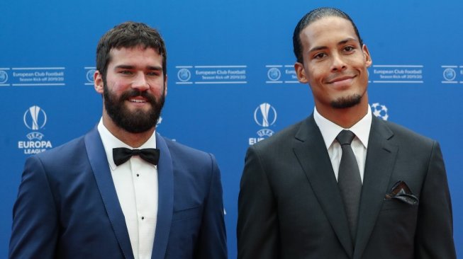 Kiper Liverpool, Alisson Becker (kiri) dan bek Liverpool, Virgil van Dijk terpilih sebagai Kiper Terbaik dan Bek Terbaik Liga Champions 2018/2019 dalam acara pengundian babak fase grup Liga Champions 2019/2020 di Monaco, Jumat (30/8/2019) dini hari WIB. [Valery HACHE / AFP]