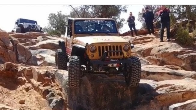 Saksikan kerennya Jessi Combs main off-road tanjak batu [Instagram: the jessicombs]