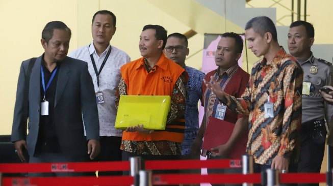 Sekretaris Daerah Jawa Barat Iwa Karniwa mengenakan rompi tahanan seusai menjalani pemeriksaan di Gedung KPK, Jakarta, Jumat (30/8). [Suara.com/Arya Manggala]
