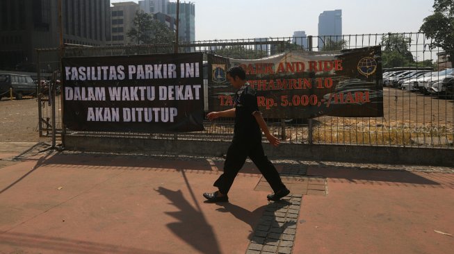 Suasana di Park and Ride, Thamrin, Jakarta, Jumat (30/8). [Suara.com/Arya Manggala]