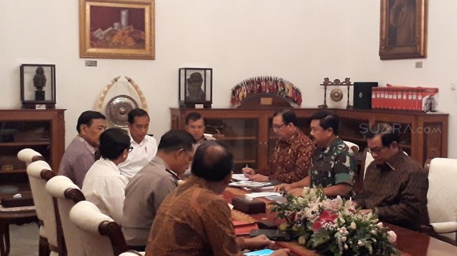 Presiden Joko Widodo (Jokowi) mendadak menggelar Rapat Terbatas di Istana Merdeka, Jakarta, Jumat (30/8/2019) malam. Dalam rapat tersebut, mereka membahas terkait situasi di Papua. (Suara.com/Ummi Saleh)