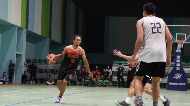 Timnas basket putra Indonesia berhasil keluar sebagai pemenang dalam laga uji coba menghadapi Amartha HangTuah dengan skor 55-53 di GBK Arena, Senayan, Jakarta, Kamis (29/8/2019). (Suara.com/Arief Apriadi) 