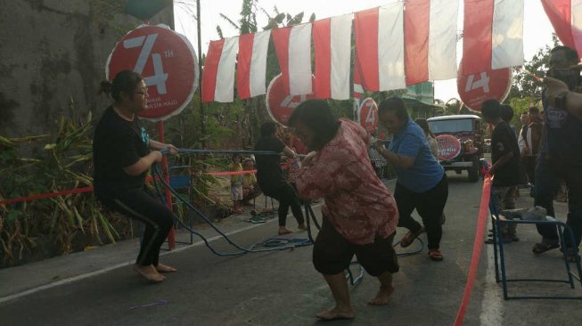 Unik! Ibu-ibu Lomba Tarik Mobil Seberat 1,5 Ton di Jalan Menanjak