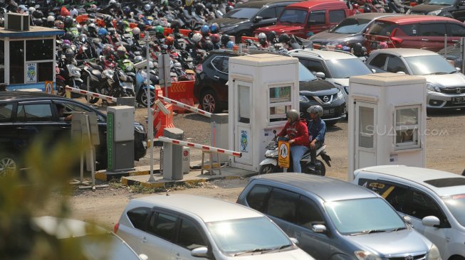 Suasana di Park and Ride, Thamrin, Jakarta, Jumat (30/8). [Suara.com/Arya Manggala]