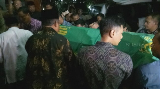 Jenazah ibunda mantan Presiden ke-6 RI Susilo Bambang Yudhoyono (SBY), Siti Habibah, tiba di rumah duka, kawasan Puri Cikeas, Kecamatan Gunung Putri, Kabupaten Bogor, Jawa Barat, Jumat (30/8/2019) malam. (Suara.com/Rambiga)