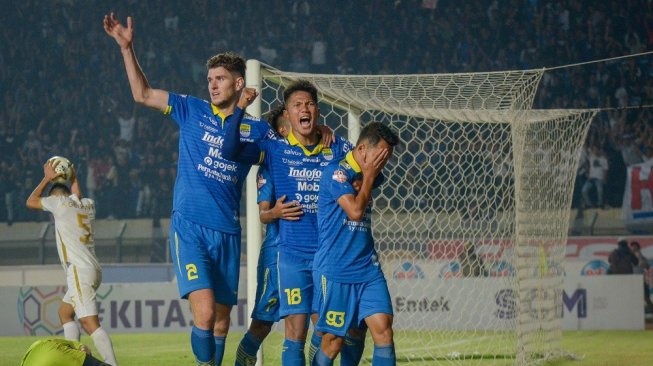 Pemain Persib Bandung melakukan selebrasi usai mencetak gol ke gawang PSS Sleman pada laga lanjutan liga I di Stadion Si Jalak Harupat, Kabupaten Bandung, Jawa Barat, Jumat (30/8/2019). Persib Bandung menang 1-0. ANTARA FOTO/Raisan Al Farisi/nz