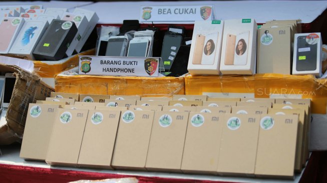 Barang bukti telepon genggam ilegal diperlihatkan saat menggelar rilis di Polda Metro Jaya, Jakarta, Kamis (29/8).[Suara.com/Arya Manggala]