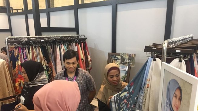 Pameran koleksi hijab Calvin Kain dalam acara Muslim Festival di Jakarta Convention Center, Jakarta Selatan. (Suara.com/ Dian Kusumo Hapsari). 