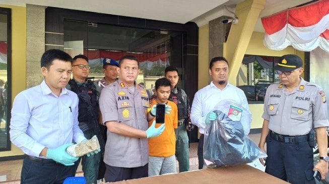 Andi Mardiansyah, tersangka kasus pembunuhan pedagang ayam potong di Depok. (Suara.com/Supriyadi).