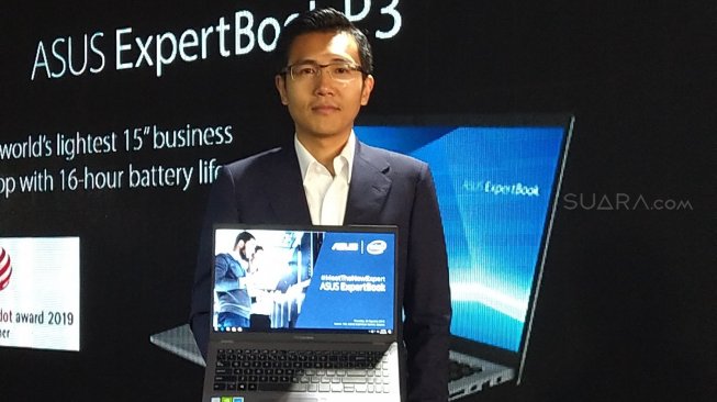 Direktur Regional Asus untuk Asia Tenggara, Jimmy Lin memperkenalkan Asus ExpertBook. [Suara.com/Tivan Rahmat]