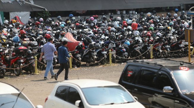 Suasana di Park and Ride, Thamrin, Jakarta, Jumat (30/8). [Suara.com/Arya Manggala]