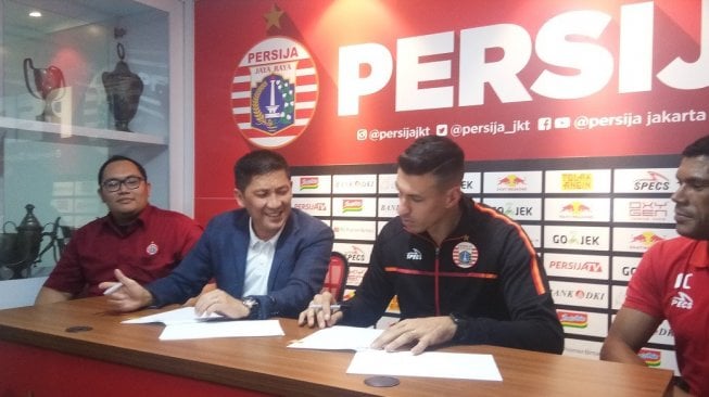 CEO Persija Ferry Paulus saat menandatangani kontrak Kerja bersama dengan Alexandre Luiz Reame atau Xandao di Kawasan Kuningan, Jakarta, Jumat (30/8/2019). [Suara.com/Adie Prasetyo]