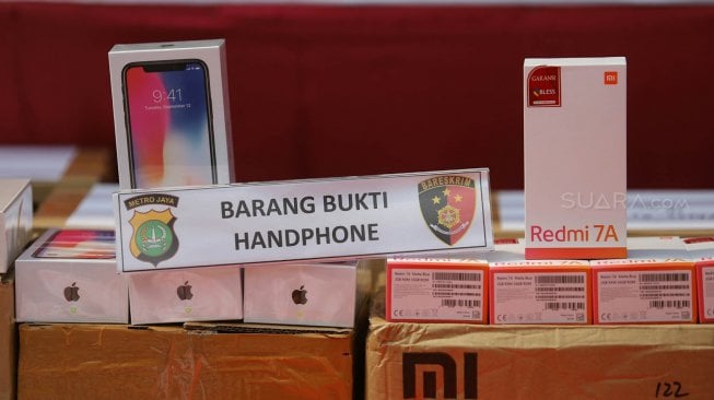 Barang bukti telepon genggam ilegal diperlihatkan saat menggelar rilis di Polda Metro Jaya, Jakarta, Kamis (29/8).[Suara.com/Arya Manggala]