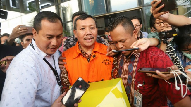 Sekretaris Daerah Jawa Barat Iwa Karniwa mengenakan rompi tahanan seusai menjalani pemeriksaan di Gedung KPK, Jakarta, Jumat (30/8). [Suara.com/Arya Manggala]
