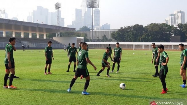 Andik Vermansah (kedua dari kanan) berlatih bersama timnas di Stadion Madya Senayan, Jakarta, Jumat (30/8/2019). ANTARA/Bayu Kuncahyo