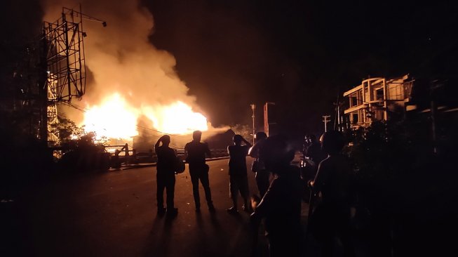 Petugas kepolisian berjaga saat berlangsungnya aksi unjuk rasa di Jayapura, Papua, Kamis (29/8). [ANTARA FOTO/Indrayadi TH]