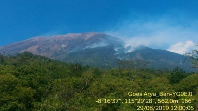 Wilayah Hutan Lereng Gunung Agung yang Terbakar Meluas Menjadi 3,5 Hektar