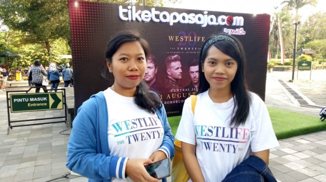 Seorang fans Westlife bernama Rista bersama sahabatnya jelang konser. (Suara.com/Arendya Nariswari)