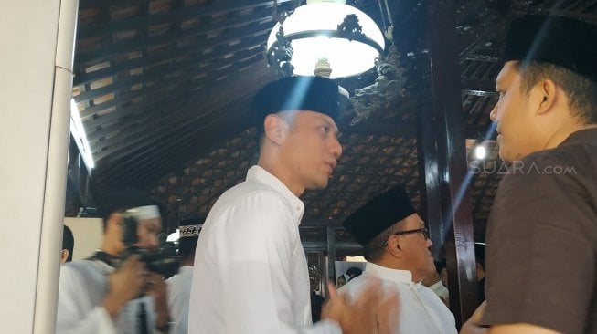 Di pendopo Puri Cikeas tampak AHY, putra pertama SBY dengan Ibu Ani Yudhoyono [Suara.com/Fakhri Fuadi M.]