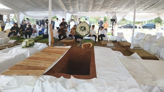 Liang lahat untuk jenazah ibunda SBY Siti Habibah di TPU Tanah Kusir, Jakarta Selatan, Sabtu (31/8/2019). (Suara.com/Fakhri Fuadi)