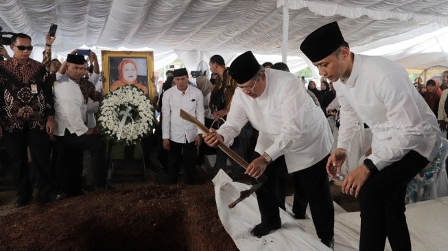 Presiden ke-6 RI Susilo Bambang Yudhoyono didampingi Putra sulungnya Agus Harimurti Yudhoyono mengikuti proses pemakaman ibundanya almarhumah Siti Habibah di TPU Tanah Kusir, Jakarta, Sabtu (31/8). [Suara.com/Oke Atmaja]