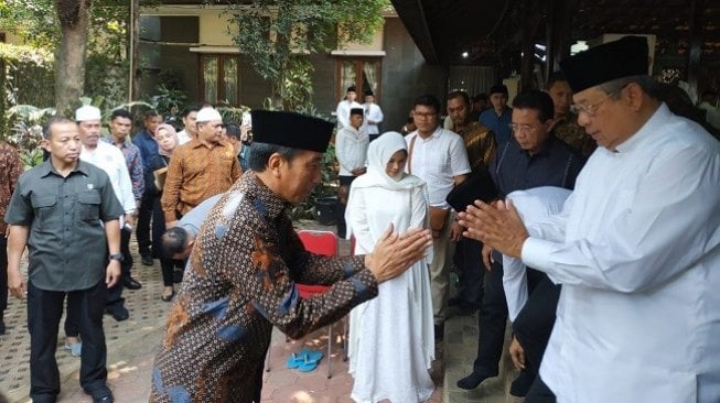 Jokowi tiba di Puri Cikeas untuk melayat atas meninggalnya ibunda SBY, Siti Habibah, Sabtu (31/8/2019). (Suara.com/Fakhri Fuadi)