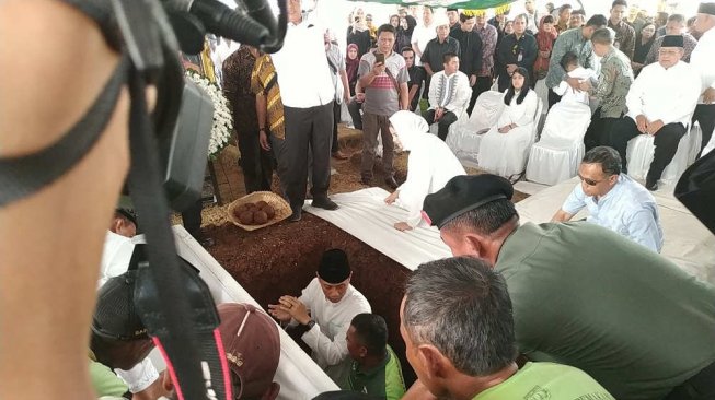 AHY Ikut Antarkan Jenazah Ibunda SBY ke Liang Lahat