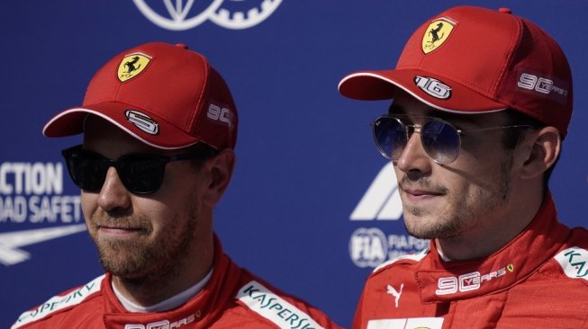 Pebalap Ferrari, Charles Leclerc (kanan), dan rekan setimnya Sebastian Vettel menempati posisi pertama dan kedua pada kualifikasi F1 GP Belgia di Sirkuit Spa, Sabtu (31/8/2019). [AFP/Kenzo Tribouillard]