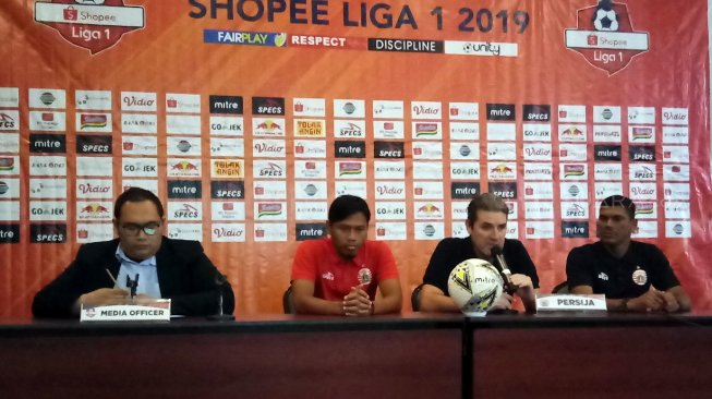 Pelatih Persija Julio Banuelos (kedua dari kanan) dan pemainnya Tony Sucipto (kedua dari kiri) memberikan keterangan pers jelang menghadapi Perseru Badak Lampung FC, Sabtu (31/8/2019). [Suara.com/Adie Prasetyo Nugraha]