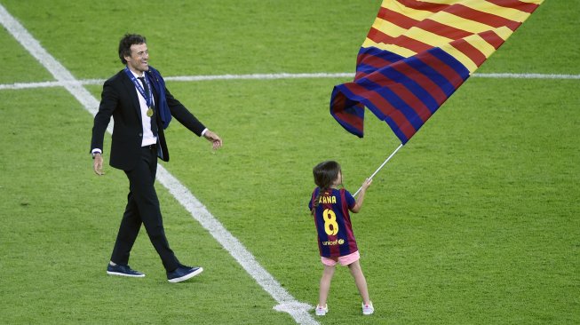 Pelatih Barcelona Luis Enrique dan putrinya Xana merayakan gelar juara Liga Champions setelah pertandingan final Liga Champions antara Juventus melawan Barcelona di Stadion Olimpiade, Berlin, German, (6 Juni 2015). [AFP]